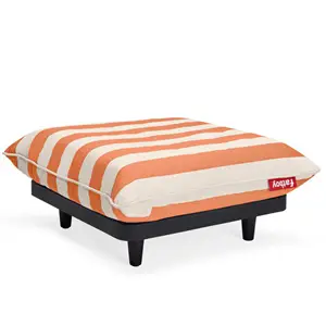 Fatboy Paletti Hocker med orange og creme striber, sort base og korte ben.