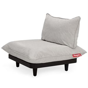 Lys grå lounge-sæde med sort base og rød "Fatboy" mærkat. Moderne design.