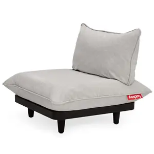 Lys grå lounge-sæde med sort base og rød "Fatboy" mærkat. Moderne design.