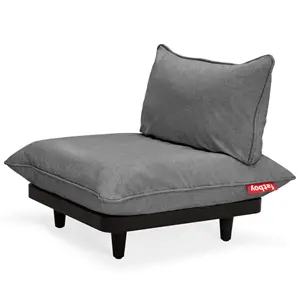 Grå modulær lounge stol med pude og ryglæn, sorte ben, og rød "Fatboy" mærkat.