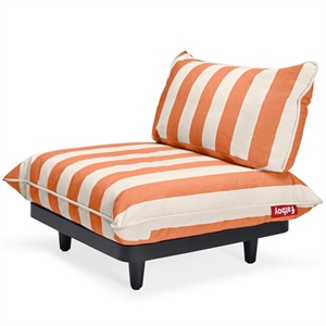 Modulær loungesæde med orange og hvide striber, sort base og "Fatboy" mærkat på puden.