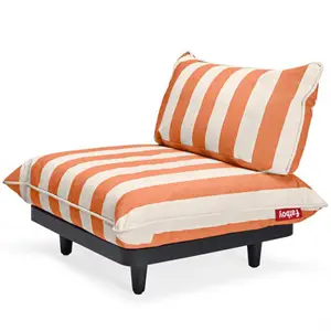 Modulær loungesæde med orange og hvide striber, sort base og "Fatboy" mærkat på puden.