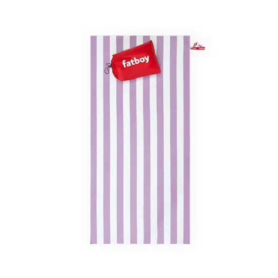 Strandhåndklæde med lilla/hvide striber og rød pude med "fatboy" logo.