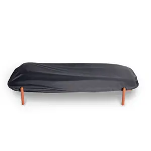 Sort betræk dækker en daybed med synlige ben. Betrækket er stramt og glat.