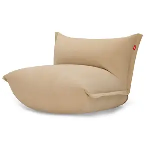 Stor, beige Fatboy-stol med fyldig pudeform og høj ryg. Rød "Fatboy"-etiket på siden.