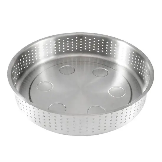Rund metalbakke med perforerede kanter og fem cirkulære fordybninger, blank metalfinish.