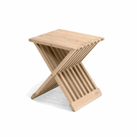 Foldbar skammel i træ med lameldesign, kan bruges som skammel eller lille bord.