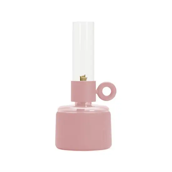 Moderne pink lampe med glat finish, synlig væge, gennemsigtigt brændstofområde og rund hank.