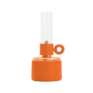 Orange olielampe med glasoverdel, rund bund og håndtag. Synlig væge og mulig Fatboy-logo.