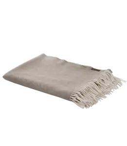 Foldet, naturligt brunt cashmere plaid med frynser langs kanten.