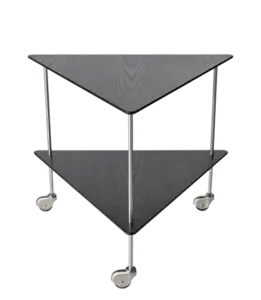 Sort, triangulært rullebord med to hylder og træ-lignende tekstur, udstyret med hjul.