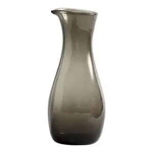 Røget glas karaffel med buet design og glat overflade.