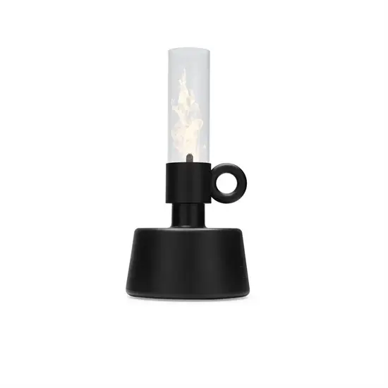 Olie lampe med gennemsigtigt flammehus og robust sort base, der giver stabilitet.