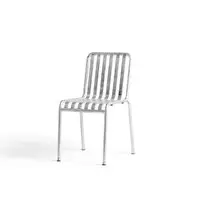 Enkel stol i galvaniseret stål med slanke lameller i sæde og ryg, uden armlæn.