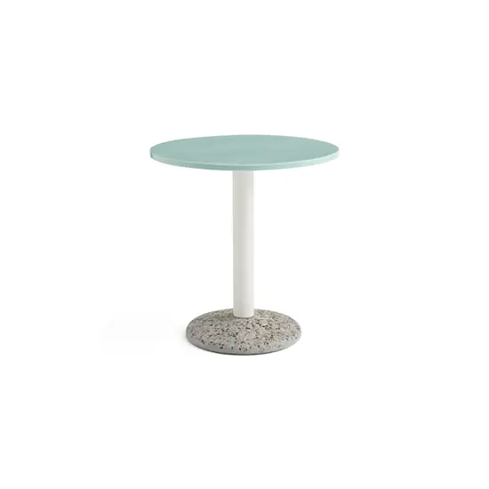Rundt keramisk bord fra HAY, lys mint top, hvid søjle, og gråmeleret base.