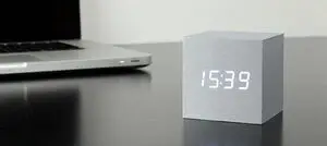 Gingko - Wooden Cube Click Clock Aluminium / White LED