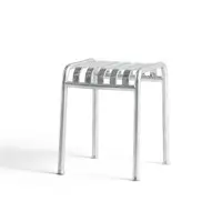 Minimalistisk skammel fra HAY med parallelle sædeslats, fire lige ben og galvaniseret metalfinish.