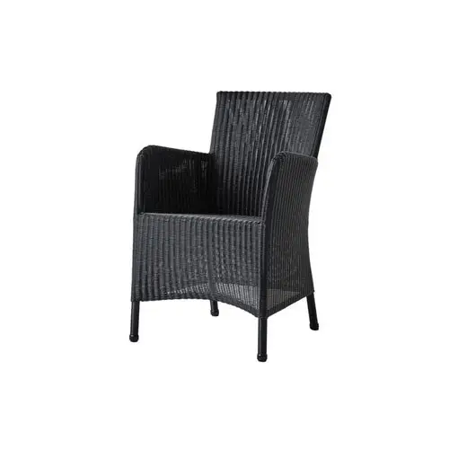 En mørkegrå udendørs stol med flettet design, armlæn og høj ryg, ideel til terrasser og haver.