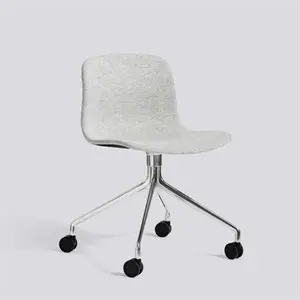 Kontorstol med gråt stofsæde, metalstel og fire hjul for nem bevægelse.