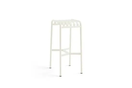 Cremehvid barstol med minimalistisk design, åben slatsæde og fire ben.
