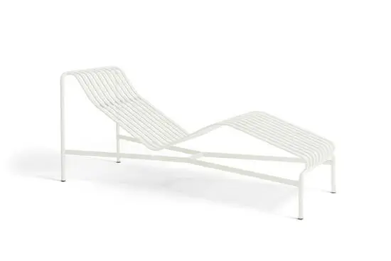 Cremehvid chaiselongue fra Hay Palissade med minimalistisk slattedesign og cylindriske ben.