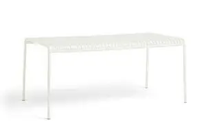 Cremehvidt bord med minimalistisk design, slattop og fire slanke ben.