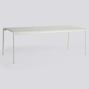 Rektangulært bord med slatted overflade i lys grå. Slanke ben.