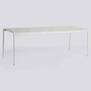 Rektangulært bord med lysegrå lameller, afrundede kanter og lige ben.