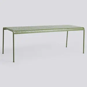 Olivengrønt rektangulært bord med slatted design og fire ben. Minimalistisk udendørs stil.