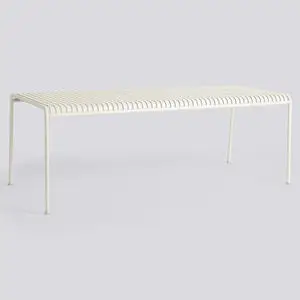 Bordeplade med lameller, tynde lige ben, minimalistisk design i cremehvid.