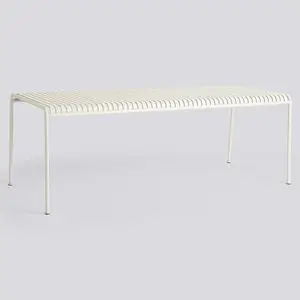 Cremehvidt bord med slattedesign og fire lige ben, moderne og minimalistisk stil.