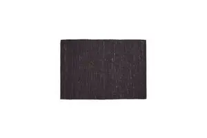 Mørkt, rektangulært tæppe med tekstureret overflade, måler 140 x 200 cm.
