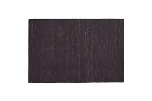 Rektangulært tæppe i mørk farve med lysere, specklet mønster og glat overflade, 200 x 300 cm.