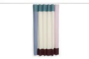 Badeforhæng med lodrette blokke i pink, blå, creme, bordeaux; øverste kant i teal, hængt med kroge.