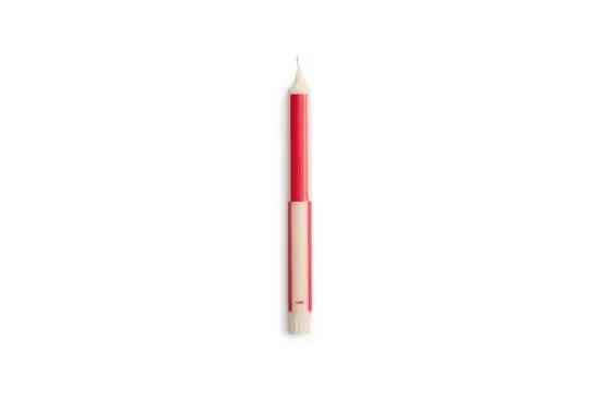 Slankt stearinlys med spids top, øverste del rød, nederste del off-white.