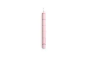 Lys pink cylinderlys med rødt gittermønster og væge. Mærket "Hay" nær bunden.