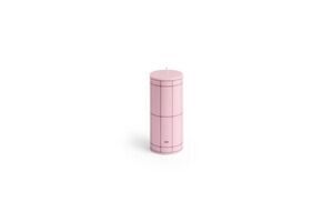 Cylindrisk lys i lys pink med bordeaux gittermønster og væge. Brandnavnet "HAY" ses på lyset.