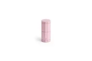 Cylindrisk lys i lys pink med bordeaux gittermønster og væge. Brandnavnet "HAY" ses på lyset.