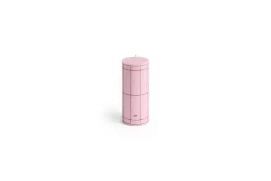 Cylindrisk lys i lys pink med bordeaux gittermønster og væge. Brandnavnet "HAY" ses på lyset.