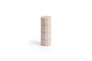 Cylindrisk stearinlys i off-white med blåt gitter og "HAY" logo nær bunden.