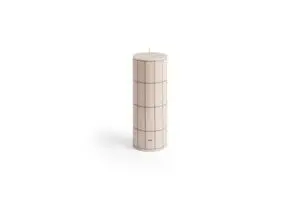 Cylindrisk stearinlys i off-white med blåt gitter og "HAY" logo nær bunden.