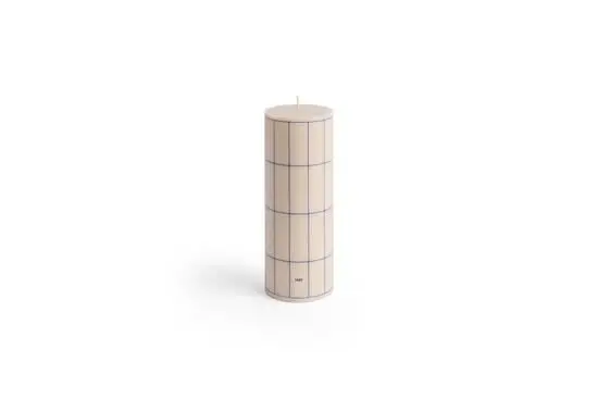 Cylindrisk stearinlys i off-white med blåt gitter og "HAY" logo nær bunden.