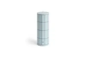 Lyseblå søjleformet stearinlys med blå gittermønster. Minimalistisk og moderne design.