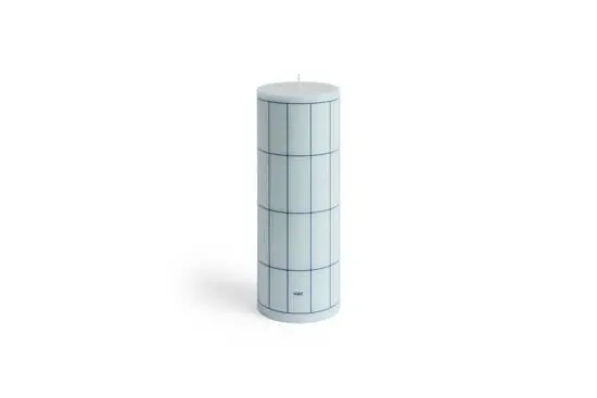 Lyseblå søjleformet stearinlys med blå gittermønster. Minimalistisk og moderne design.