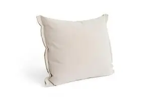 En pude med let tekstureret overflade i neutral sandfarve og enkelt design.