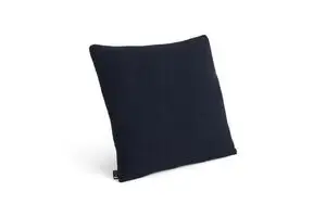 Mørkeblå pude, kvadratisk 50x50 cm med enkel tekstur, mod hvid baggrund.