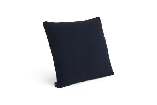 Mørkeblå pude, kvadratisk 50x50 cm med enkel tekstur, mod hvid baggrund.