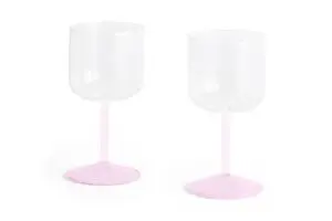 To vinglas med klare skåle og lyserøde stilke og baser, moderne og enkelt design.