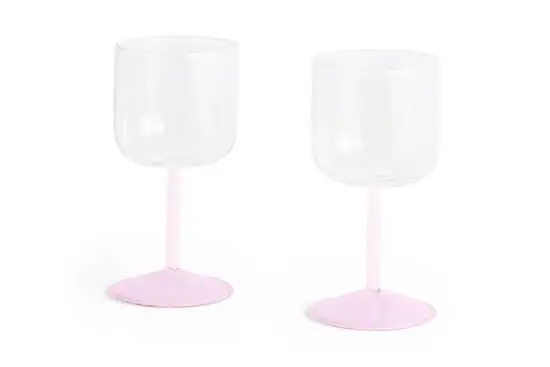 To vinglas med klare skåle og lyserøde stilke og baser, moderne og enkelt design.