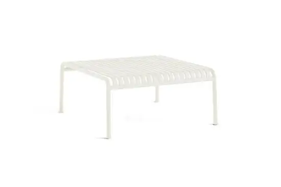 Hay Palissade lavt bord i cremehvid med slatted overflade og fire ben.